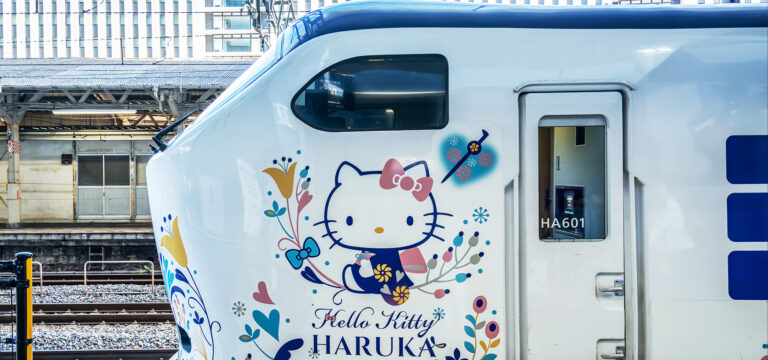 hello kitty bullet train